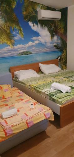 duas camas num quarto com um quadro na parede em Kuca za odmor i familiju em Bar