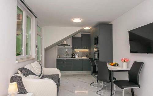een keuken en woonkamer met een tafel en stoelen bij Apartment Ivano in Dugi Rat