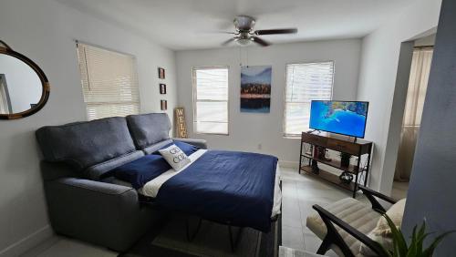 sala de estar con sofá y TV de pantalla plana en Guest house near Downtown Miami en Miami