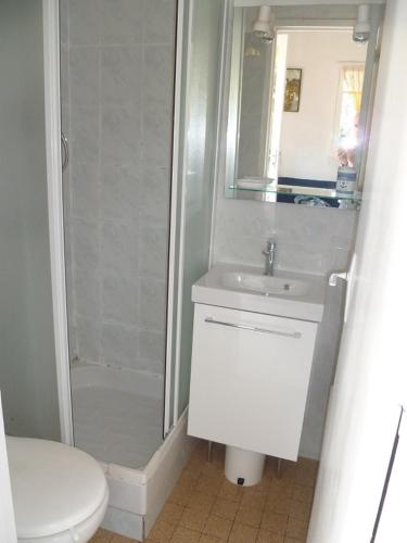 une salle de bain avec toilettes, lavabo et douche dans l'établissement Petite villa calme à Arcachon, à Arcachon