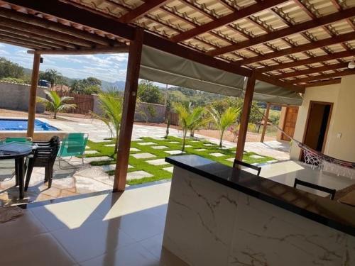 Casa con patio con mesa y sillas en Chalé sossego en Pirenópolis