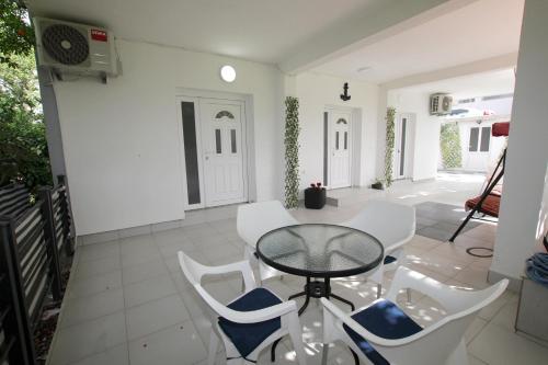 a dining room with a table and chairs at SS Sidro 01 in Zgrada