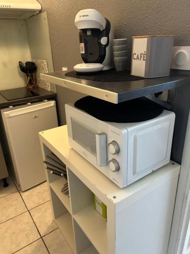 - une cuisine avec un comptoir et une cafetière dans l'établissement Studio cosy centre ville et plage, à La Grande Motte