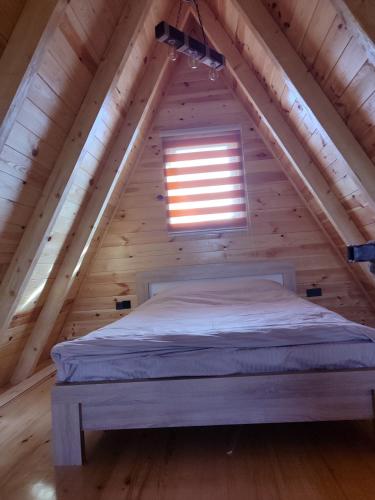 ジャブリャクにあるMountain House Unaのログキャビンの屋根裏のベッド1台