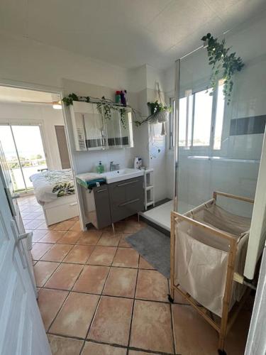 une salle de bain avec douche et lavabo dans l'établissement Superbe appartement T3 lumineux, à Toulon