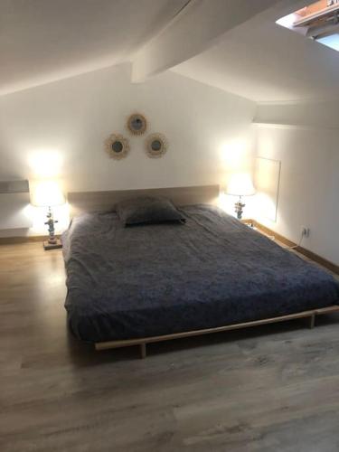 une chambre avec un grand lit avec deux lampes dans l'établissement Appartement vue mer et Esterel avec piscine, à Saint-Raphaël