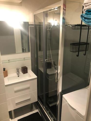une salle de bain avec une douche en verre et un lavabo dans l'établissement Appartement vue mer et Esterel avec piscine, à Saint-Raphaël