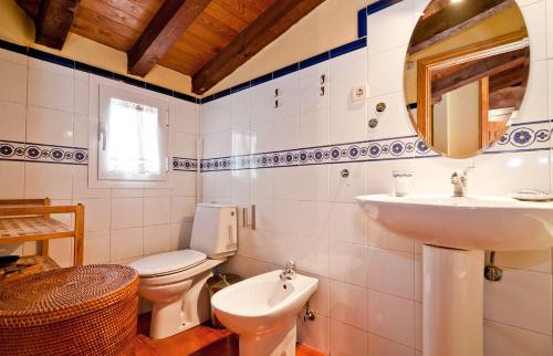 y baño con aseo y lavamanos. en Atico Preciados, en Madrid