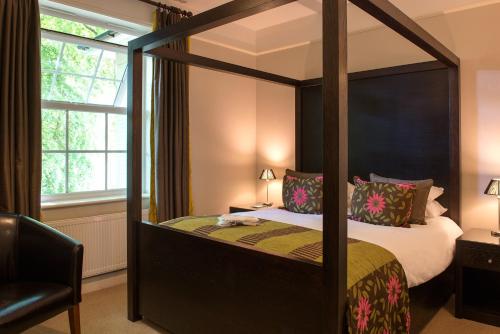 En eller flere senger på et rom på Forest Lodge Hotel