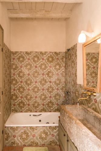 a bathroom with a tub and a sink at Ca la Merce Batista in Palau-Saverdera