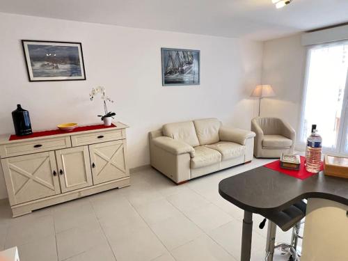 un salon avec un canapé et une table dans l'établissement Figuerolles Moderne T3-300m Mer-Plage-Port-Parking-3 Étoiles, à La Ciotat