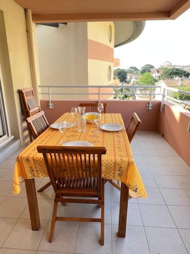 une table à manger avec des chaises et un chiffon de table jaune dans l'établissement Figuerolles Moderne T3-300m Mer-Plage-Port-Parking-3 Étoiles, à La Ciotat