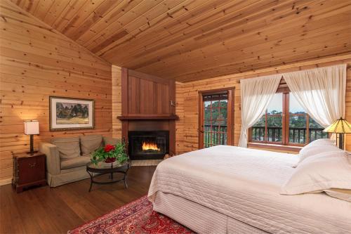 Ένα ή περισσότερα κρεβάτια σε δωμάτιο στο Stanford Inn & Resort on the Mendocino Coast