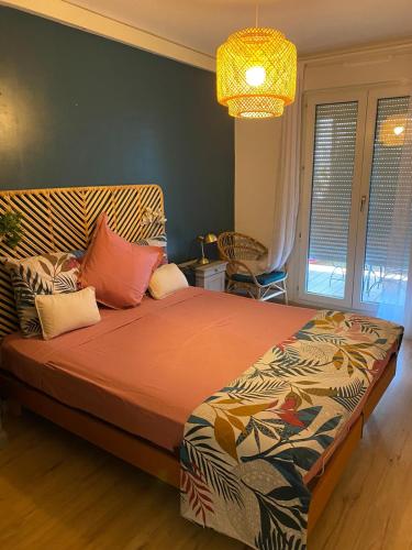 - une chambre avec un lit dans un dortoir doté d'une lampe dans l'établissement Beau 4P dans résidence de standing avec piscine, à Nice