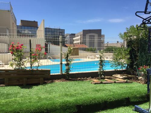 une cour arrière avec une piscine en ville dans l'établissement Beau 4P dans résidence de standing avec piscine, à Nice