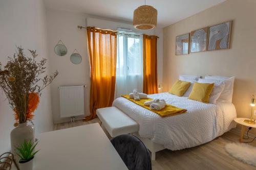 une chambre avec un lit blanc avec des oreillers jaunes dans l'établissement Superbe Maison familiale récente et cosy, à Amiens