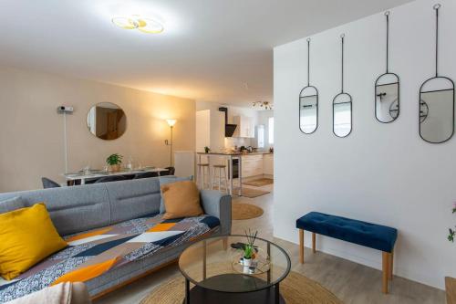 un salon avec un canapé et une table dans l'établissement Superbe Maison familiale récente et cosy, à Amiens