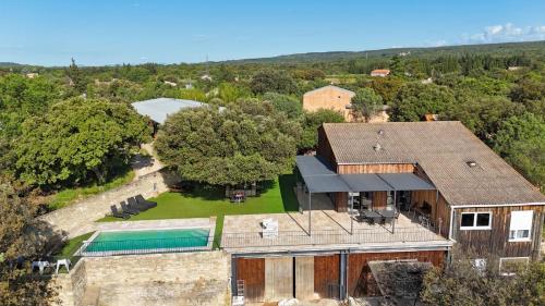 une vue aérienne d'une maison avec piscine dans l'établissement Maison atypique avec piscine 