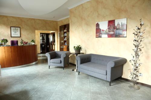 a waiting room with two chairs and a couch at Bürgermeisterkapelle in Hildesheim