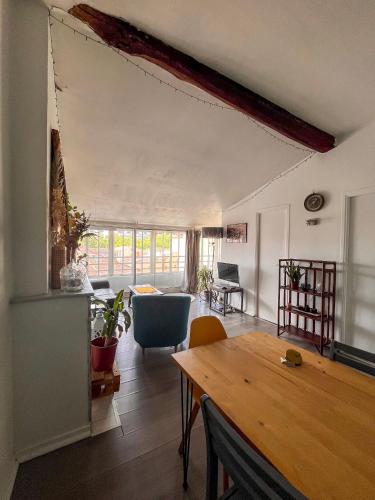 un salon avec une table et un canapé dans l'établissement Ici c'est Cosy - Centre, à Toulouse