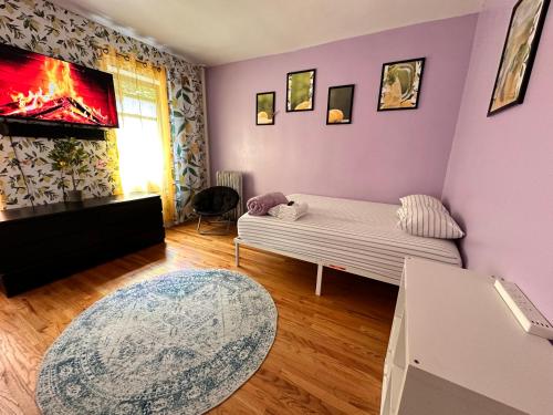 sala de estar con cama y chimenea en Italian style room shared bathroom en Nueva York