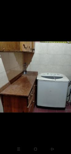 een wit toilet in een keuken naast een aanrecht bij Santa Maria in Marsa Matruh