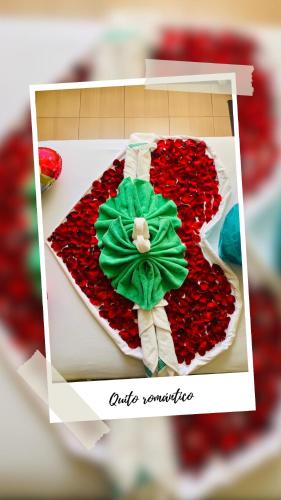a picture of a cake with red roses on it at Dos Hemisferios in Quito