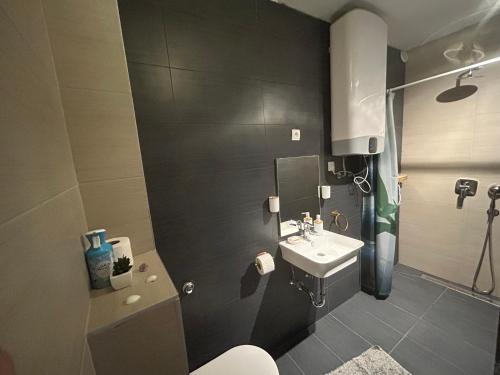 Ένα μπάνιο στο Apartments Dramalj
