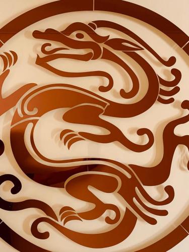 an image of a chinese dragon pattern on a plate at Dos Hemisferios in Quito