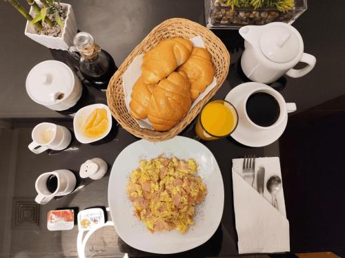 - une table avec une assiette de nourriture et un bol de pain dans l'établissement Starlight Inn, à Pisco