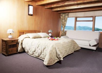 a bedroom with a large bed and a table at Hotel El Camino Real in Aquitania