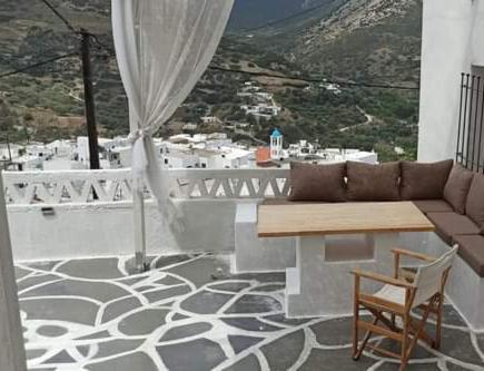 スキロスにあるVasiliki Skyros Castle Viewのソファとテーブル付きのバルコニーが備わる客室です。