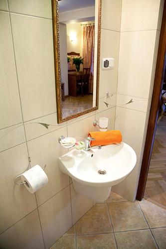 a bathroom with a sink and a mirror at Willa Cyprysowa in Kazimierz Dolny