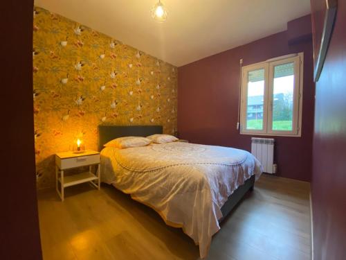 une chambre avec un lit et une fenêtre dans l'établissement n3 jolie coin 15min des plage, à Hérouville-Saint-Clair