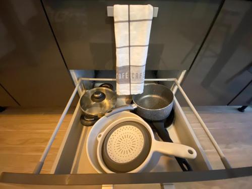 - une cuisinière avec un pot et un poêle dans l'établissement n3 jolie coin 15min des plage, à Hérouville-Saint-Clair