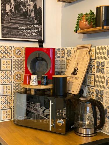 un four micro-ondes installé au-dessus d'un comptoir de cuisine dans l'établissement n3 jolie coin 15min des plage, à Hérouville-Saint-Clair