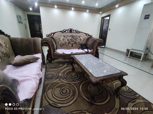 a couch and a coffee table in a living room at شقة مفروشة رائعة كورنيش النيل برج الرياض in Naj‘ al ‘Amrāb