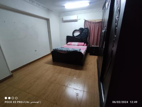 a room with a couch in the corner of a room at شقة مفروشة رائعة كورنيش النيل برج الرياض in Naj‘ al ‘Amrāb