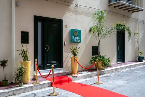 un tapis rouge devant un bâtiment dans l'établissement Borgo La Chiusa, à Cinisi
