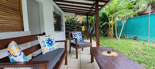 プエルト・ビエホにあるLa Casita de Yanのポーチ(椅子2脚、木製テーブル付)