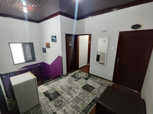 ein leeres Zimmer mit einem Bad mit einer Tür in der Unterkunft Pousada Casa da Maga - Vila Germânica in Blumenau
