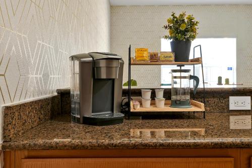 Trendy Retreat - Great Location - Fully Loaded photo 23