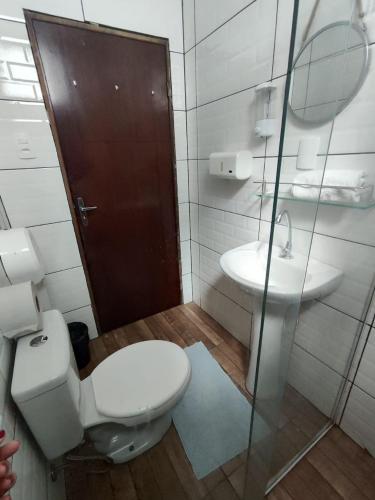 un bagno con WC e lavandino di Pousada Casa da Maga - Vila Germânica a Blumenau