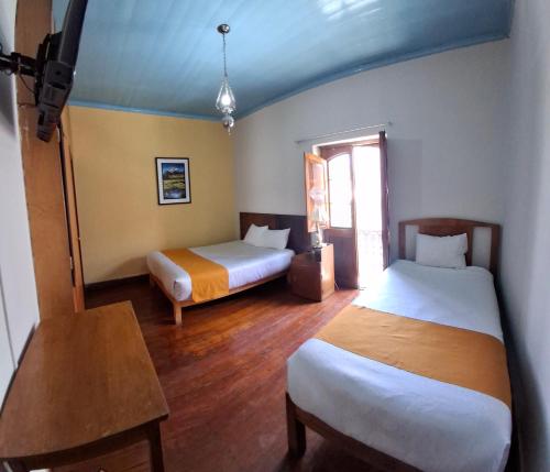 Ένα ή περισσότερα κρεβάτια σε δωμάτιο στο Hostal Lluvia de Oro