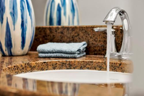 Trendy Retreat - Great Location - Fully Loaded photo 40