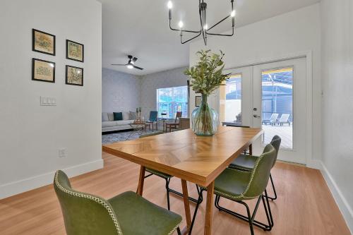 Trendy Retreat - Great Location - Fully Loaded photo 14