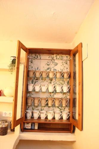 a cupboard filled with lots of pottery at Mi capricho de Candeleda in Candeleda