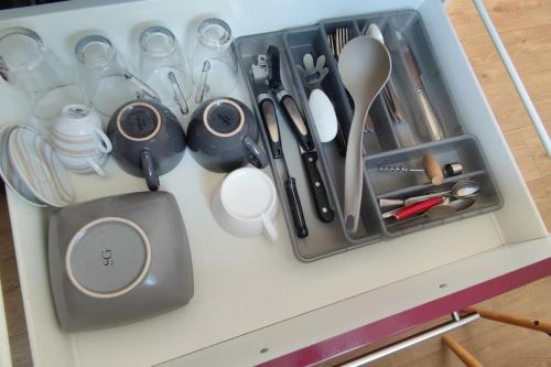 un tiroir rempli d'ustensiles sur un comptoir dans l'établissement n2 jolie F2 emplacement idéal, à Hérouville-Saint-Clair