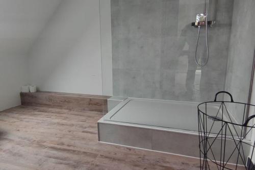 La salle de bains est pourvue d'une douche et d'une baignoire. dans l'établissement n2 jolie F2 emplacement idéal, à Hérouville-Saint-Clair