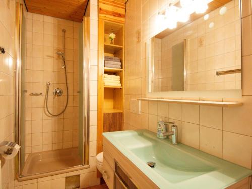 ein Badezimmer mit Waschbecken, Dusche und Spiegel in der Unterkunft Kirschbaum 1 in Ehrwald